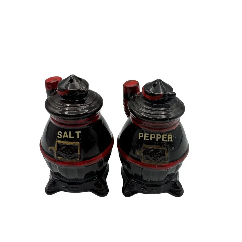 Vintage Cast Iron Stove Salt & Pepper Shakers Black & Red Ceramic Rustic Kitchen - Picture 1 of 5